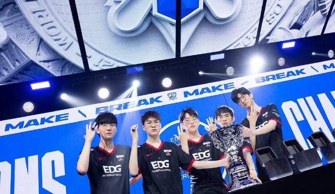 莱万背身卸 莱万背身卸